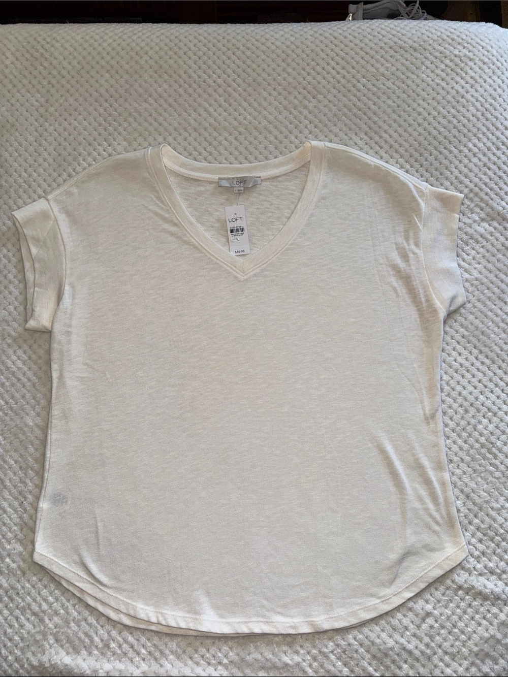 👚 🆕 LOFT Essential V-Neck Tee – Women’s Large